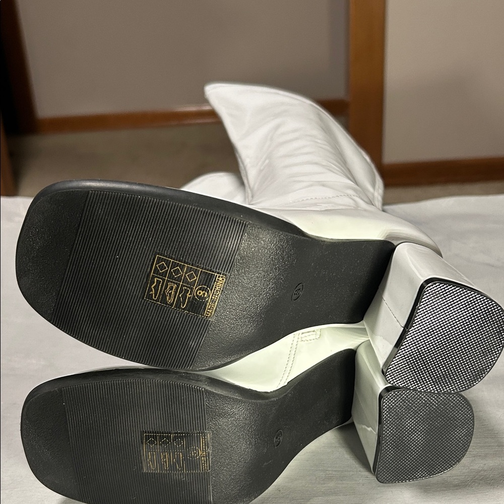Sexy NWOT White Stretch Patent Leather Knee-High Heeled Go-Go Boots, Size 8 - Picture 8 of 13
